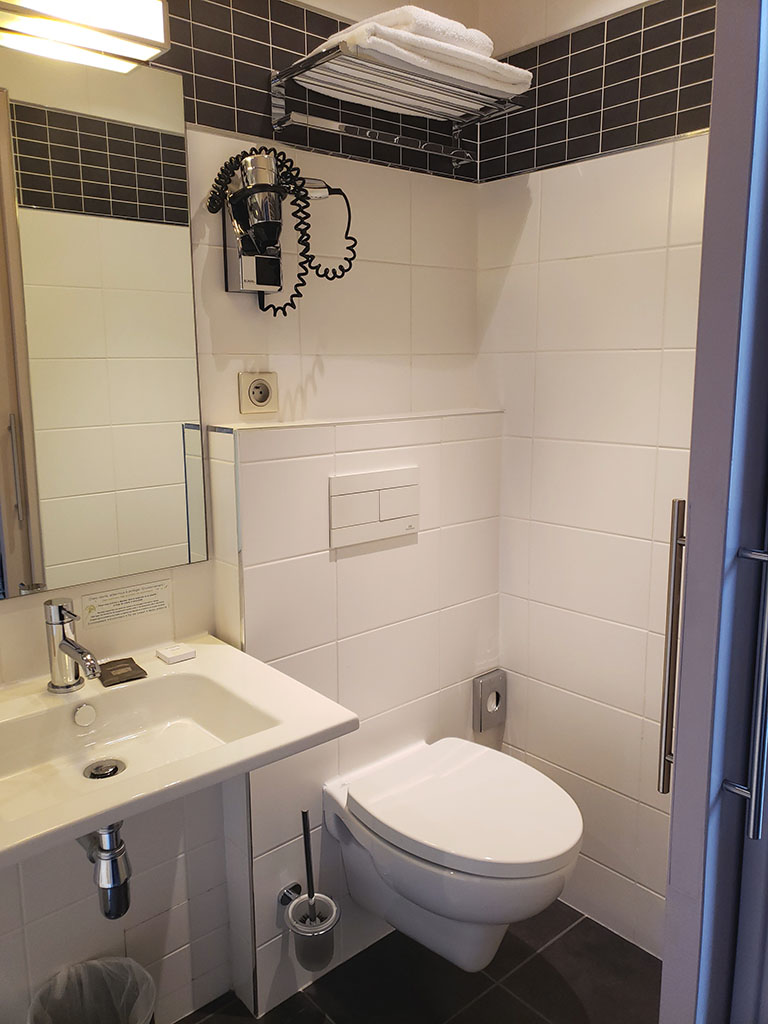 Badezimmer Einzelzimmer Hôtel de Paris in Besançon